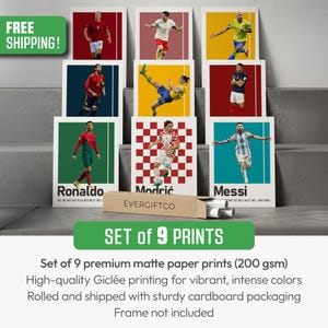 Puede incluir: Un conjunto de nueve impresiones rectangulares de papel que muestran a varios jugadores de f&uacute;tbol en poses de acci&oacute;n, cada una con un fondo de color s&oacute;lido distinto. Las impresiones se presentan con un tubo de cart&oacute;n etiquetado EVERGIFTCO. La colecci&oacute;n incluye retratos de Ronaldo, Modrić y Messi.