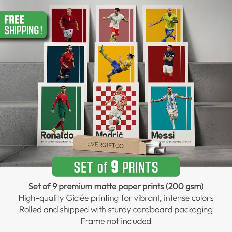 Puede incluir: Un conjunto de nueve impresiones rectangulares de papel que muestran a varios jugadores de f&uacute;tbol en poses de acci&oacute;n, cada una con un fondo de color s&oacute;lido distinto. Las impresiones se presentan con un tubo de cart&oacute;n etiquetado EVERGIFTCO. La colecci&oacute;n incluye retratos de Ronaldo, Modrić y Messi.