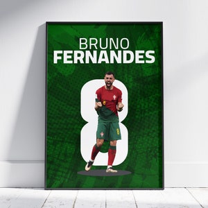 Puede incluir: Un póster verde y blanco con una foto de Bruno Fernandes, un futbolista que lleva una camiseta roja y verde, celebrando un gol. El póster tiene el texto "BRUNO FERNANDES" en letras blancas.
