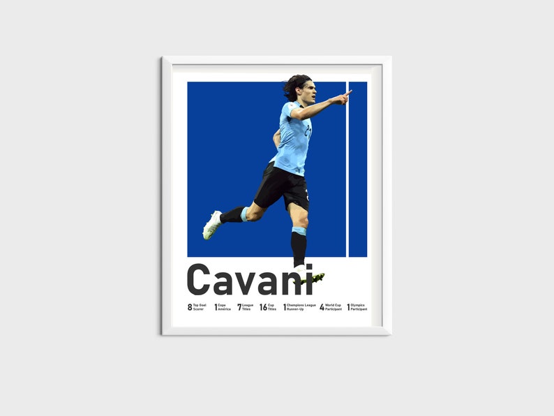 Puede incluir: Un p&oacute;ster con una foto de un jugador de f&uacute;tbol en el aire, celebrando un gol. El jugador lleva una camiseta azul claro con el n&uacute;mero 21. El p&oacute;ster tiene la palabra "Cavani" en negrita en negro en la parte inferior. El p&oacute;ster tambi&eacute;n incluye una lista de los logros del jugador, incluyendo 8 apariciones en la m&aacute;xima categor&iacute;a, 1 copa de la liga, 7 t&iacute;tulos de liga, 16 goles en la cima, 1 Liga de Campeones, 4 apariciones en la Copa Mundial y 1 participante ol&iacute;mpico.