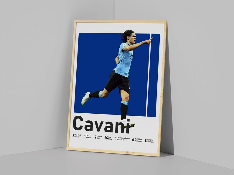 Puede incluir: Un p&oacute;ster enmarcado con un jugador de f&uacute;tbol con una camiseta azul celebrando un gol. El p&oacute;ster incluye el nombre del jugador "Cavani" y una lista de sus logros en su carrera, incluyendo 8 t&iacute;tulos de m&aacute;ximo goleador, 7 t&iacute;tulos de liga, 16 t&iacute;tulos de copa, 1 subcampe&oacute;n de la Liga de Campeones, 4 participaciones en la Copa Mundial y 1 participaci&oacute;n ol&iacute;mpica.