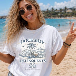 Dockside Delinquents Cruisers Graphic Tee | Resor Sommar Utforskande, Globetrotters, Familjekryssning T-shirt,