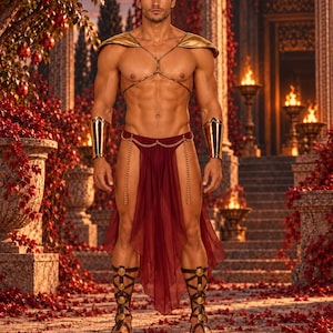 Puede incluir: Un disfraz que incluye un taparrabos de tela roja oscura semitransparente con una cadena dorada en la cintura, hombreras doradas, brazaletes a juego y sandalias de gladiador negras con detalles circulares dorados, formando un conjunto completo.