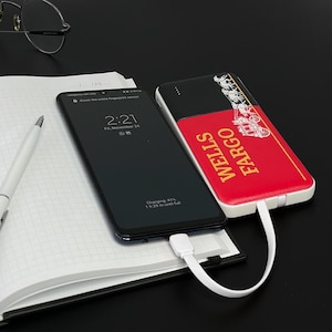 Cargador portátil Regalos corporativos personalizados con logotipo Banco de energía Cargador de teléfono celular de marca con cable 10000 mAh, Cargador para Android y iPhone