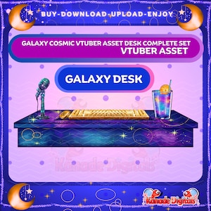 Puede incluir: Un escritorio con temática de galaxia con un micrófono, un teclado y un vaso de líquido azul con una rodaja de limón. El escritorio está decorado con estrellas y un patrón de galaxia. El texto "GALAXY DESK" se muestra en un cuadro rosa.