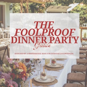 Op de afbeelding: Een prachtig gedekte eettafel met wit tafelkleed, bloemstukken en couverts. De tekst op de afbeelding luidt "THE FOOLPROOF DINNER PARTY Guide" en "DESIGNED BY A PROFESSIONAL HOST FOR EVERYDAY ENTERTAINERS."
