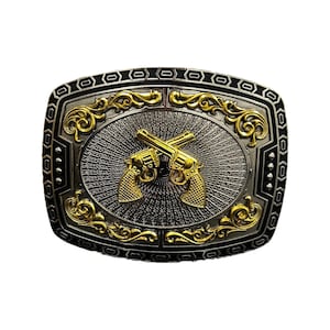 Peut inclure: Une boucle de ceinture en argent et or avec un motif de deux pistolets croisés. La boucle a une bordure noire avec un motif décoratif.