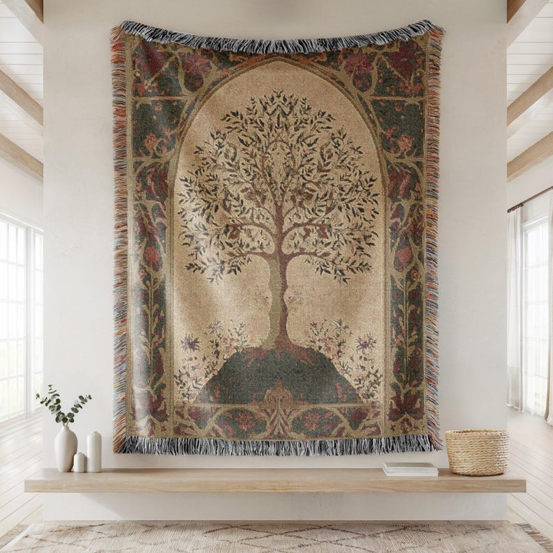 Peut inclure: Une tapisserie tiss&eacute;e avec un motif d'arbre sur fond beige, bord&eacute;e de vert fonc&eacute; et de bordeaux. L'arbre pr&eacute;sente un tronc et des branches d&eacute;taill&eacute;s avec des feuilles. La tapisserie rectangulaire a une bordure &agrave; franges.