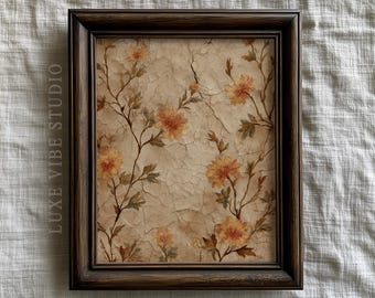 Puede incluir: Una impresión floral enmarcada con flores naranjas y hojas verdes sobre un fondo beige texturizado. El marco marrón oscuro rodea la obra de arte, con el texto "LUXE VIBE STUDIO" impreso verticalmente en el lado izquierdo.