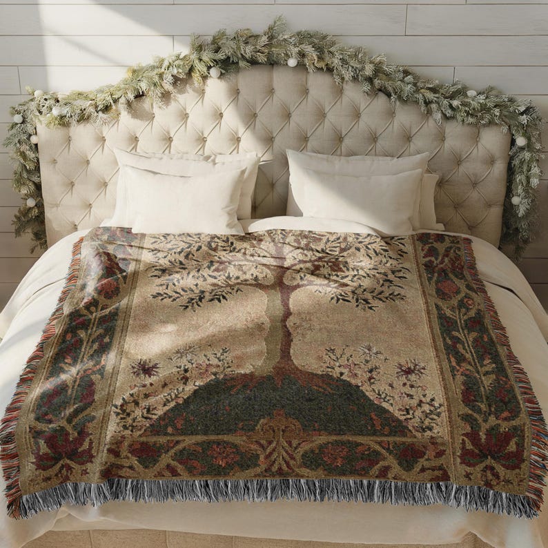 Peut inclure: Une couverture tiss&eacute;e avec un motif d'arbre dans les tons beige, vert et bordeaux. La couverture &agrave; franges est drap&eacute;e sur un lit avec des draps blancs. La t&ecirc;te de lit est recouverte d'un tissu neutre et d&eacute;cor&eacute;e d'une guirlande.