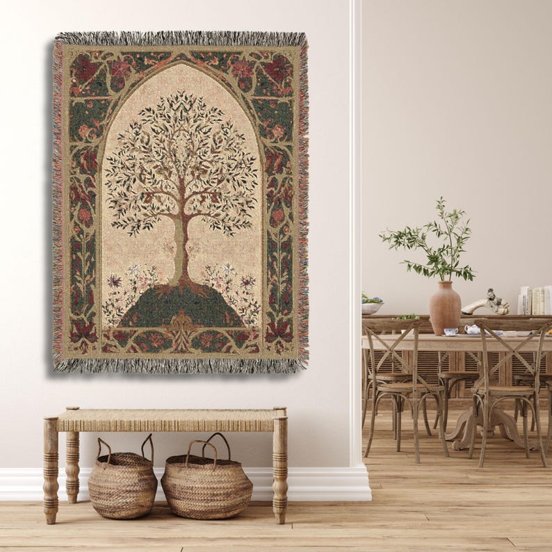 Peut inclure: Une tapisserie tiss&eacute;e avec un motif d'arbre sur fond beige, encadr&eacute;e d'une bordure d&eacute;corative verte, rouge et beige. La tapisserie a une bordure &agrave; franges et est accroch&eacute;e au mur.