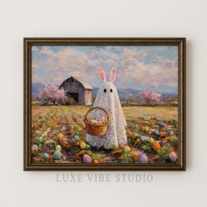 Puede incluir: Una pintura enmarcada representa una escena de Pascua caprichosa. Una figura fantasmal con orejas de conejo sostiene una cesta de huevos coloridos en un campo de zanahorias y huevos. Un granero y árboles están en el fondo bajo un cielo nublado. El texto "LUXE VIBE STUDIO" está en la parte inferior.