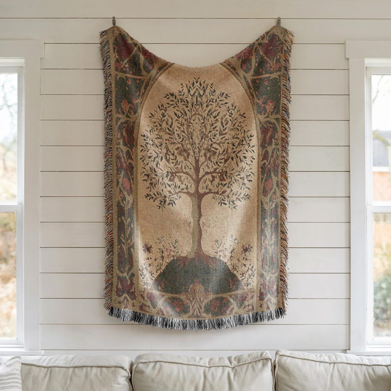 Peut inclure: Une tapisserie beige avec un motif d'arbre suspendue &agrave; un mur blanc. L'arbre est brun avec des feuilles vertes, sur un fond beige. La tapisserie a une bordure d&eacute;corative avec des franges.
