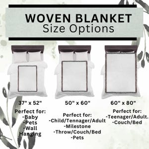 Puede incluir: Imagen de tres mantas tejidas de diferentes tama&ntilde;os: 94 cm x 132 cm, 127 cm x 152 cm y 152 cm x 203 cm. Cada manta se muestra sobre una cama con ropa de cama blanca. El texto "WOVEN BLANKET Size Options" est&aacute; en la parte superior.