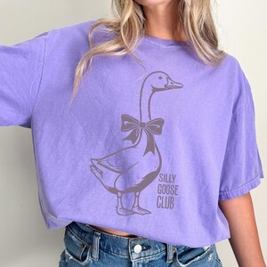 Camiseta Comfort Colors Silly Goose, Camiseta Silly Goose Club, Camiseta Goose engraçada e fofa, Presente para amantes de gansos, Camiseta sarcástica, Camiseta engraçada e humorística
