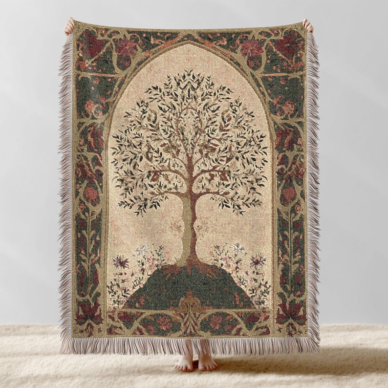 Peut inclure: Une couverture en tapisserie avec un motif d'arbre d&eacute;taill&eacute;. L'arbre est centr&eacute; dans un cadre en forme d'arche, avec un fond beige et une base vert fonc&eacute;. La bordure pr&eacute;sente des motifs floraux rouges et verts, avec des bords frang&eacute;s.
