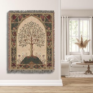 Peut inclure: Une tapisserie tiss&eacute;e avec un motif d'arbre. L'arbre est centr&eacute; dans un cadre en forme d'arche, avec un fond beige et une base vert fonc&eacute;. La bordure pr&eacute;sente des motifs floraux et g&eacute;om&eacute;triques dans des tons de rouge, vert et beige.