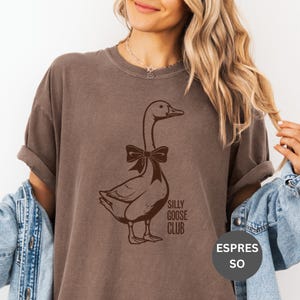 Camiseta Comfort Colors Silly Goose, Camiseta Silly Goose Club, Camiseta Goose engraçada e fofa, Presente para amantes de gansos, Camiseta sarcástica, Camiseta engraçada e humorística