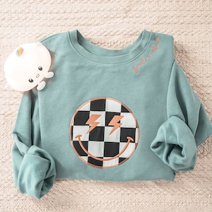 Good Vibes Embroidered Sweatshirt – Lightning-Eye Smiley Applique, Retro Graphic Crewneck, Cozy Oversized Pullover
