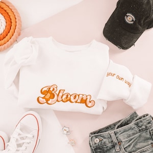 Sudadera bordada Bloom, sudadera de flores, cuello redondo de amor propio, sudadera estética linda, sudadera de moda, sudadera motivacional