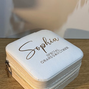 Joyero personalizado. Marfil. Caja de viaje. Mini joyero portátil. 10 cm x 10 cm con el nombre que elijas