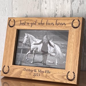 Gepersonaliseerde gegraveerde fotolijst voor paard en ruiter met eikeneffect. Equestrain-frame. op maat gemaakt. Perfect cadeau. Kaart voor aandenken nu beschikbaar