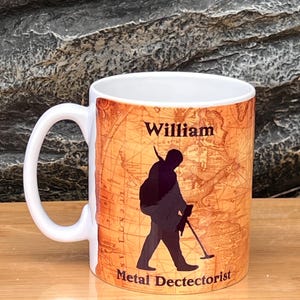 Tasse à détection de métaux personnalisée, mug. 10 oz de notre silhouette Détecteur de métaux, votre nom. Cadeau d'anniversaire. Détecteur de métaux - carte au trésor