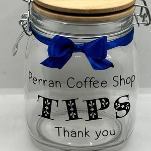 Hucha personalizada para propinas. Hucha para ahorros. Hucha para propinas de empresa, peluquerías, cafeterías, etc. 2 tamaños…. Hucha para monedas y billetes.
