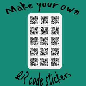 Könnte beinhalten: Ein türkisfarbener Hintergrund mit den Worten "Make your own" und "QR code stickers" in schwarzer Schrift. Ein weißes Rechteck enthält 12 schwarz-weiße QR-Code-Aufkleber.