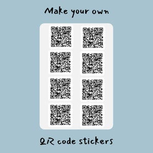 Könnte beinhalten: Hellblauer Hintergrund mit einem weißen Rechteck mit acht schwarz-weißen QR-Code-Aufklebern. Der Text "Make your own" steht über dem Rechteck, und "QR code stickers" steht darunter.