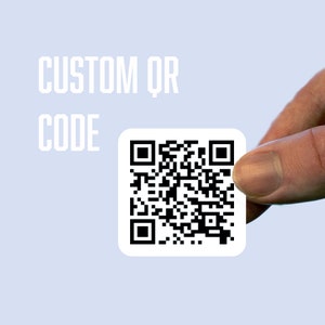 Peut inclure: Un autocollant carré blanc avec un code QR noir et blanc. Le texte "CUSTOM QR CODE" est au-dessus de l'autocollant.