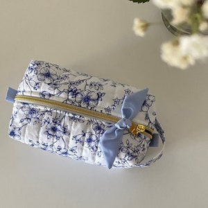 Bolsa de higiene pessoal feita à mão/ Bolsa de maquiagem/ Bolsa de maquiagem acolchoada/ Bolsa de maquiagem para mulheres/ Organizador de cuidados com a pele/ Estojos de beleza para viagem/ Bolsa floral azul.