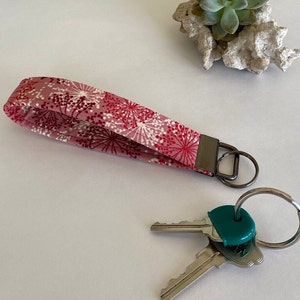 Roter Stoff Schlüsselanhänger / Schlüsselanhänger / Wristlet / Schlüsselanhänger Armband Lanyard / Geschenkidee für Frauen / Geschenkidee.