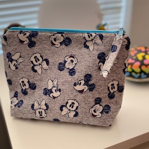 Bolsa de cosméticos con Mickey Neceser perfecto para maquillaje / Bolsa de maquillaje gris Monedero / Estuches de belleza para mujer / Idea de regalo para ella.