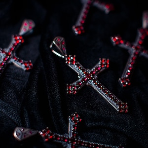 Gothic Kreuz Anhänger, oxidiertes Sterling Silber, rote rote Steine, Schmuck im viktorianischen Stil