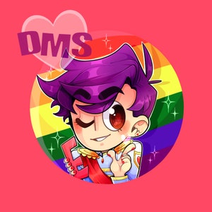 Op de afbeelding: Een cartoonillustratie van een persoon met paars haar die een rood-gouden kostuum draagt. De persoon houdt een rood hart vast met het woord "DMS" erop. De achtergrond is een regenboog met glitters.