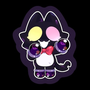Könnte beinhalten: Ein Aufkleber mit einer stilisierten schwarzen Katzenfigur mit weißem Bauch, roter Fliege und ungleichen gelben und rosa Augen. Die Figur hat dunkelviolette Akzente, trägt violette Stiefel und Manschetten und hält zwei dunkelviolette Kugeln in den Händen.