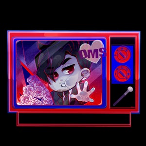 Puede incluir: Un personaje de dibujos animados con cabello negro y un corazón rojo con el texto "DMS" se muestra en una pantalla de televisión roja y azul. El personaje lleva un traje negro y corbata y tiene una expresión seria en su rostro. La televisión tiene una perilla azul y roja en el lado derecho.