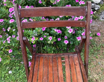 Vintage houten opvouwbare picknickstoel gemaakt in Roemenië. Beste kwaliteit uit de collectie uit de jaren 80