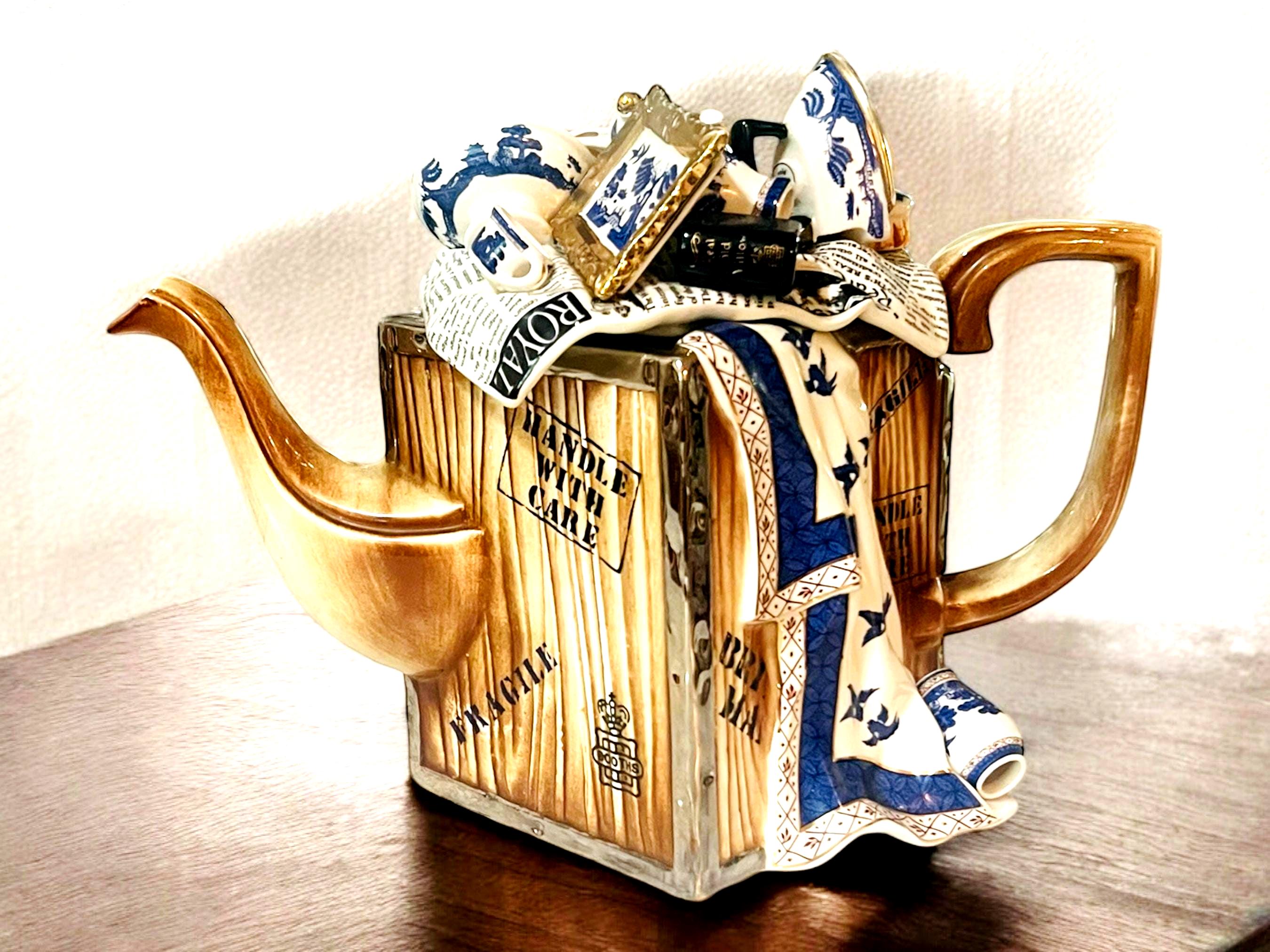 ミシン&オールドウィロー&猫さんのティーポット型置物 ポール・カーデュー ミシン&オールドウィロー&猫さんのティーポット型置物 ポール