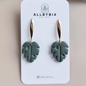 Orecchino in argilla polimerica Monstera, orecchino leggero, regalo per lei, orecchini statement, orecchini pendenti, orecchini in argilla, colori primaverili