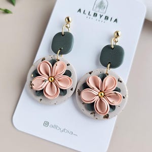 Orecchino floreale in argilla polimerica, orecchino leggero, regalo per lei, orecchini vistosi, orecchini pendenti, orecchini in argilla, colori primaverili