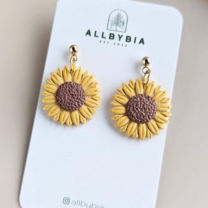 Sunflower polymer clay earring, lightweight earring, gift for her, Statement Earring, Dangle Earrings, flower earrings