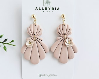 Pendientes de playa, pendientes de arcilla, pendientes de arcilla polimérica, pendientes hechos a mano, pendientes colgantes, pendientes florales, regalo para ella, joyas hechas a mano