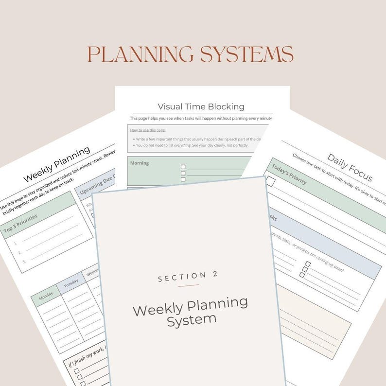 以下が含まれることがあります： 「週間計画」、「毎日の集中」や「ビジュアルタイムブロッキング」などの見出しが付いた、印刷可能なプランナーページ。ソフトグリーンとベージュのアクセントが施されたミニマリストデザインです。