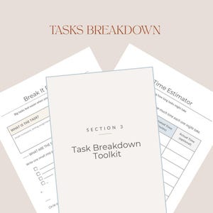 以下が含まれることがあります： 上部に「TASKS BREAKDOWN」と書かれた白い紙の書類の束。中央の書類には「Task Breakdown Toolkit」と「SECTION 3」と書かれています。他の書類には「Break It」と「Time Estimator」が含まれています。