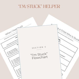 以下が含まれることがあります： 「I'M STUCK」HELPERと「I'm Stuck Flowchart」を含むテキストが書かれた白い紙の書類がいくつかあります。書類は薄いベージュ色の背景で、黒いテキストが特徴です。この書類は、行き詰まり感に対処するために設計されています。
