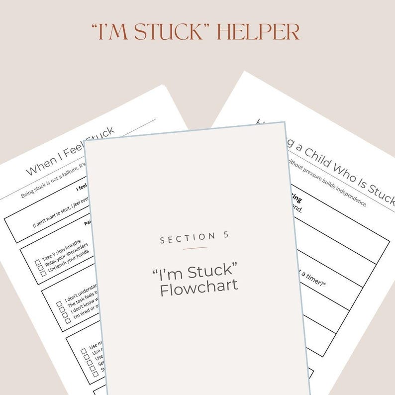 以下が含まれることがあります： 「I'M STUCK」HELPERと「I'm Stuck Flowchart」を含むテキストが書かれた白い紙の書類がいくつかあります。書類は薄いベージュ色の背景で、黒いテキストが特徴です。この書類は、行き詰まり感に対処するために設計されています。