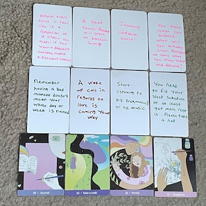 Puede incluir: Una colección de doce tarjetas rectangulares dispuestas en tres filas. Las dos filas superiores presentan tarjetas blancas con texto rosa escrito a mano que contiene mensajes motivacionales. La fila inferior muestra cuatro tarjetas ilustradas con escenas.