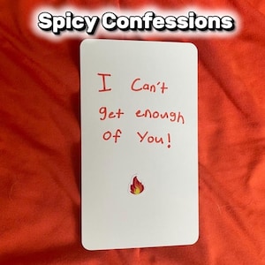 Puede incluir: Una tarjeta rectangular blanca con el texto Spicy Confessions en la parte superior. Debajo, la tarjeta presenta el texto rojo escrito a mano I Can't get enough of You! y un pequeño icono de emoji de llama centrado cerca de la parte inferior.